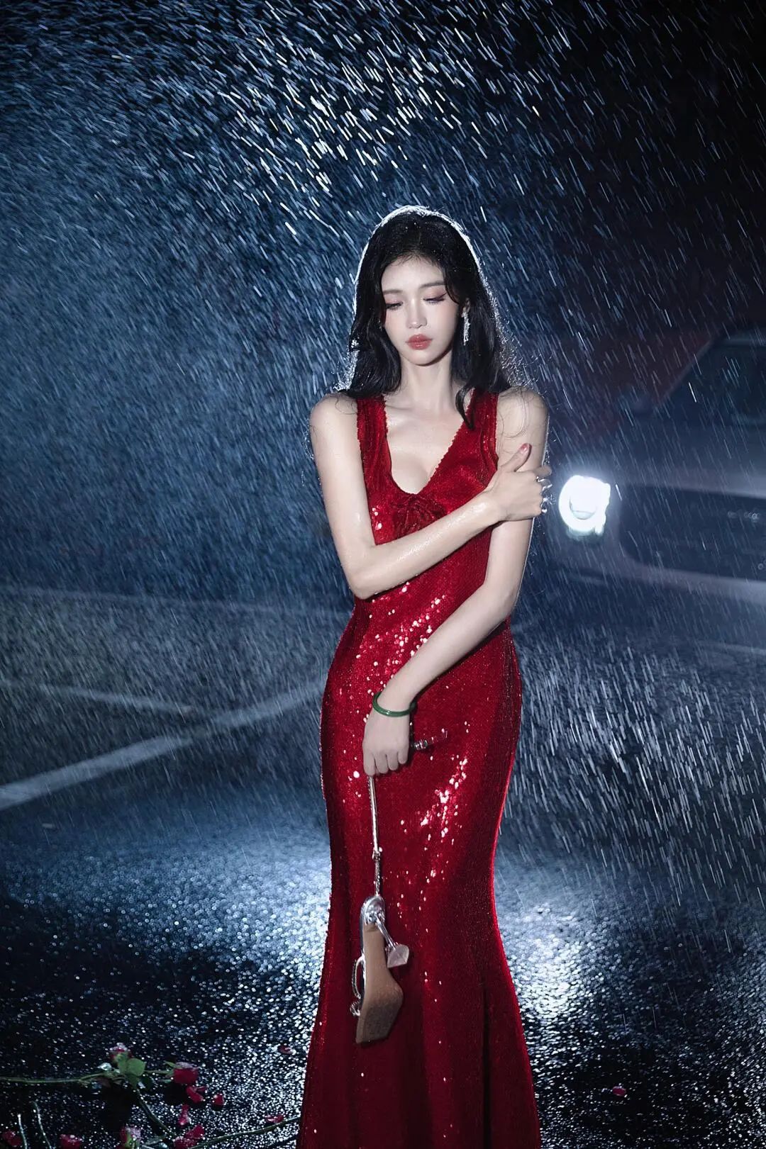 雨夜红裙女神手机壁纸 - 炫图天下
