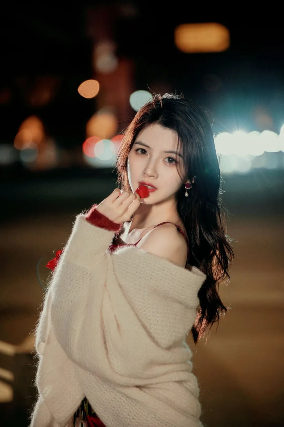 夜景街边8个拍照姿势，摆脱剪刀手，捕捉都市夜生活的魅影！ - 炫图天下