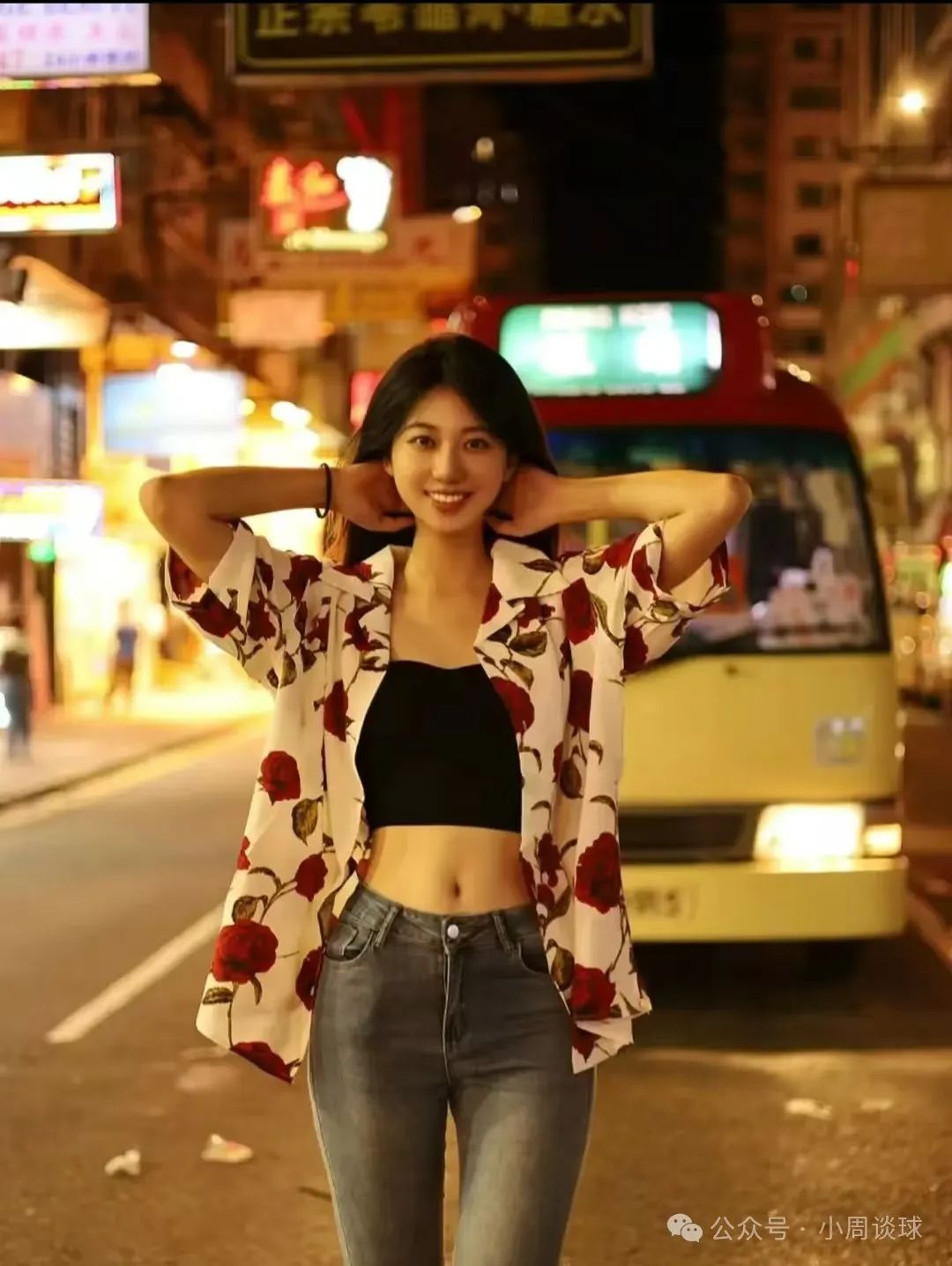 街拍夜色下的美女小姐姐，牛仔裤小吊带，魅力无限 - 炫图天下