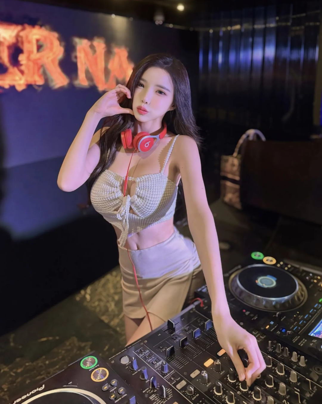 DJ夜店女王，难怪奥尼尔喜欢去！ - 炫图天下