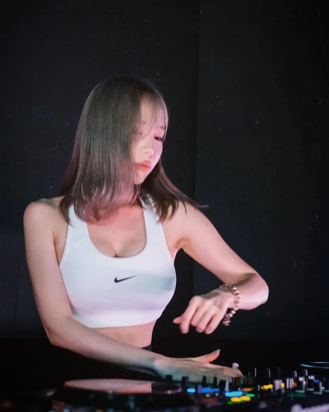 DJ小姐姐，那么大眼睛瞪我？ - 炫图天下