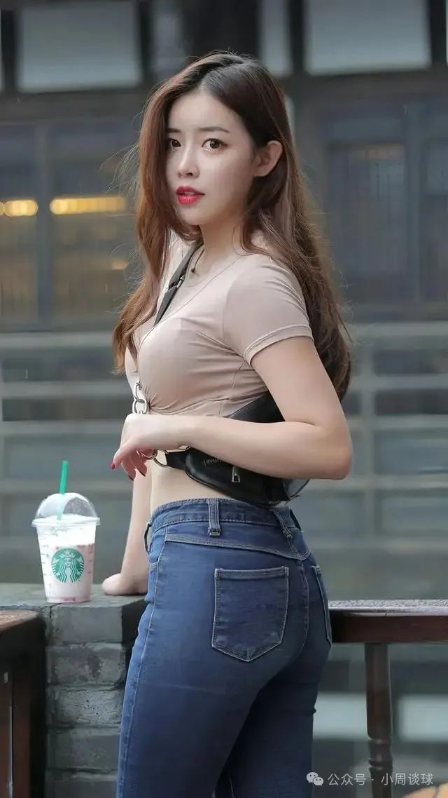 街拍紧身牛仔裤美女，微胖丰腴饱满身材，普通人天花板了 - 炫图天下
