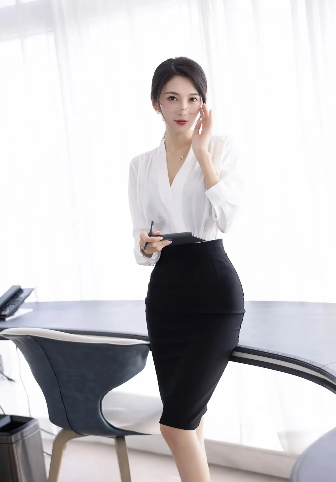 美女壁纸 | 长腿写真！ - 炫图天下
