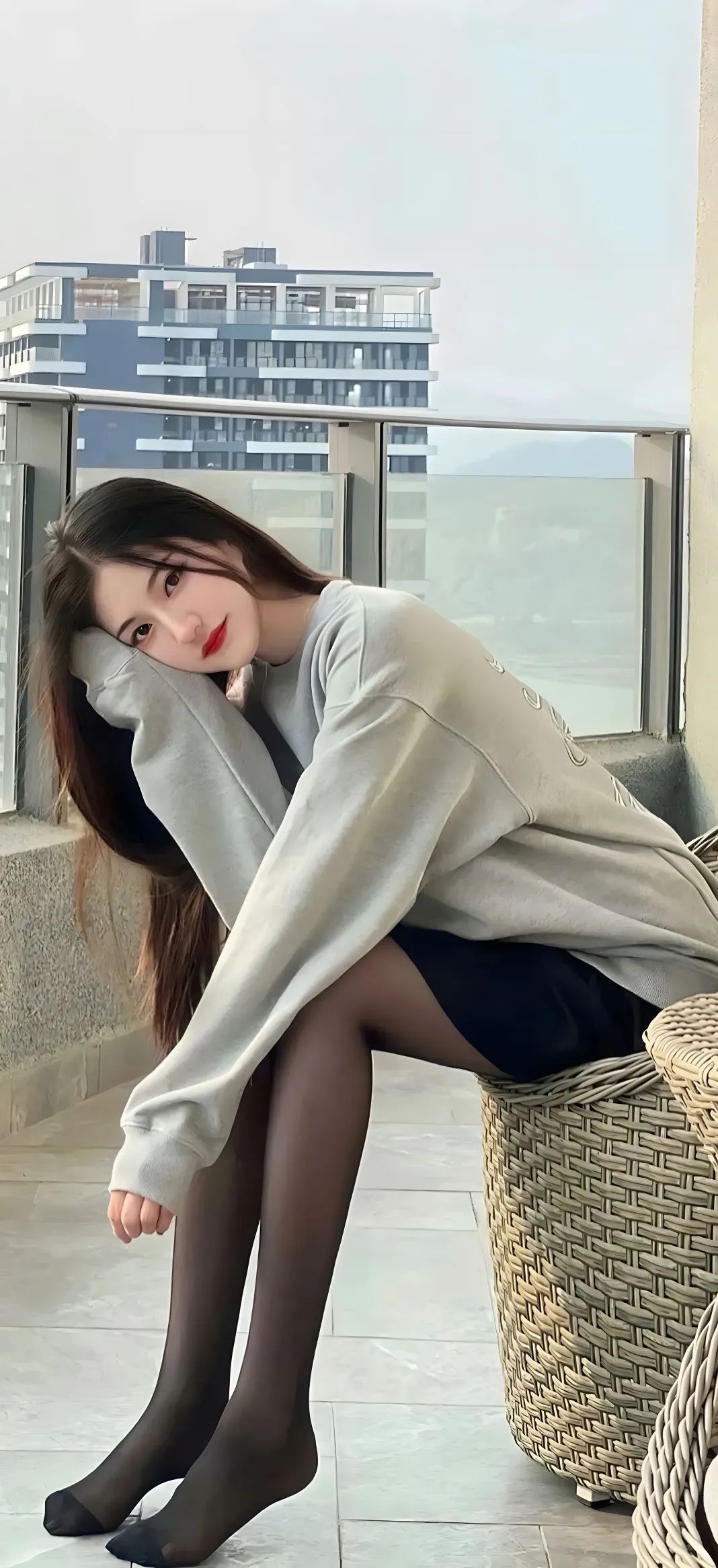 风情万种的全面屏美女壁纸 - 炫图天下