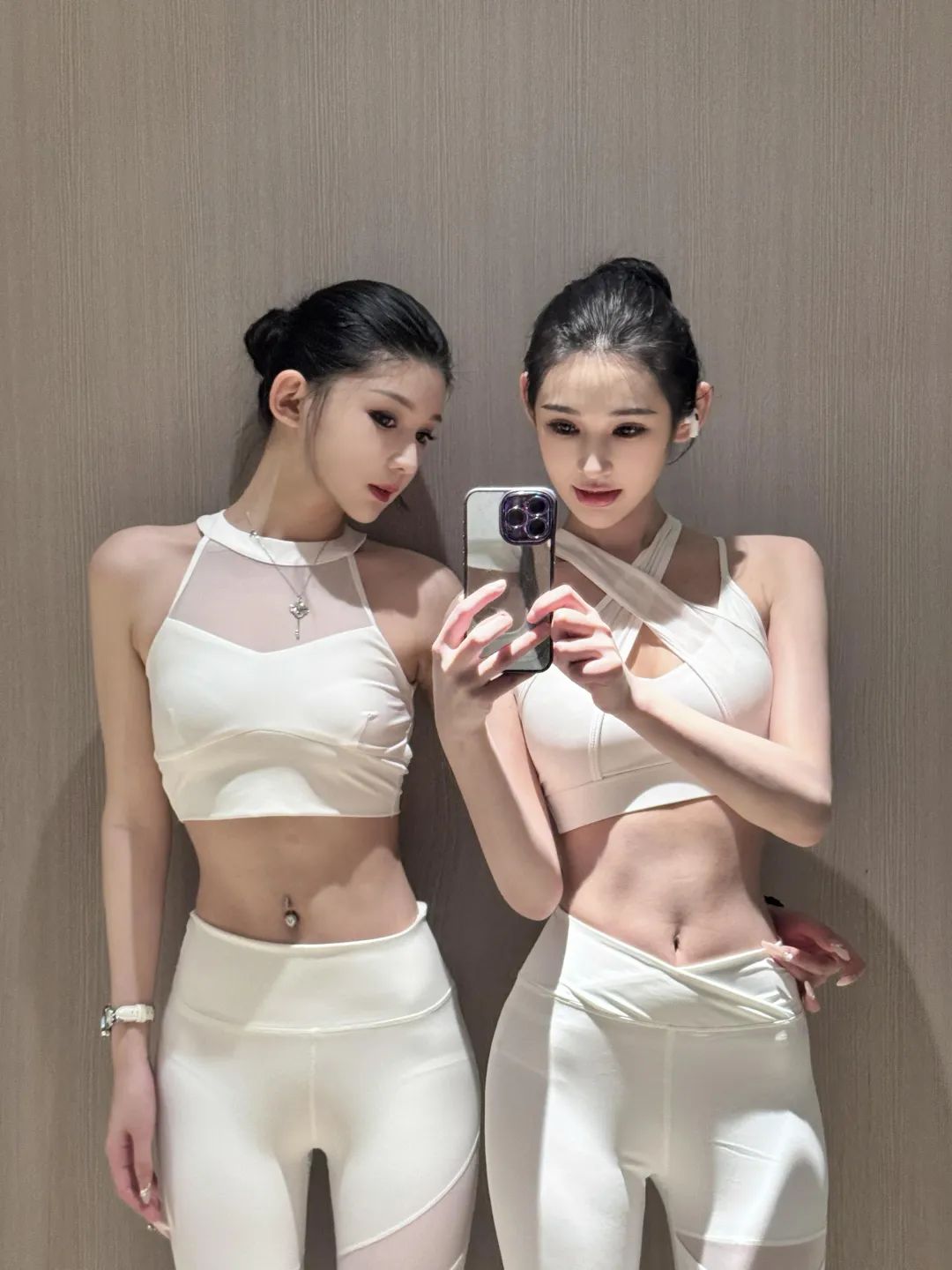 写真｜萌兔双胞胎白皙之密 - 炫图天下