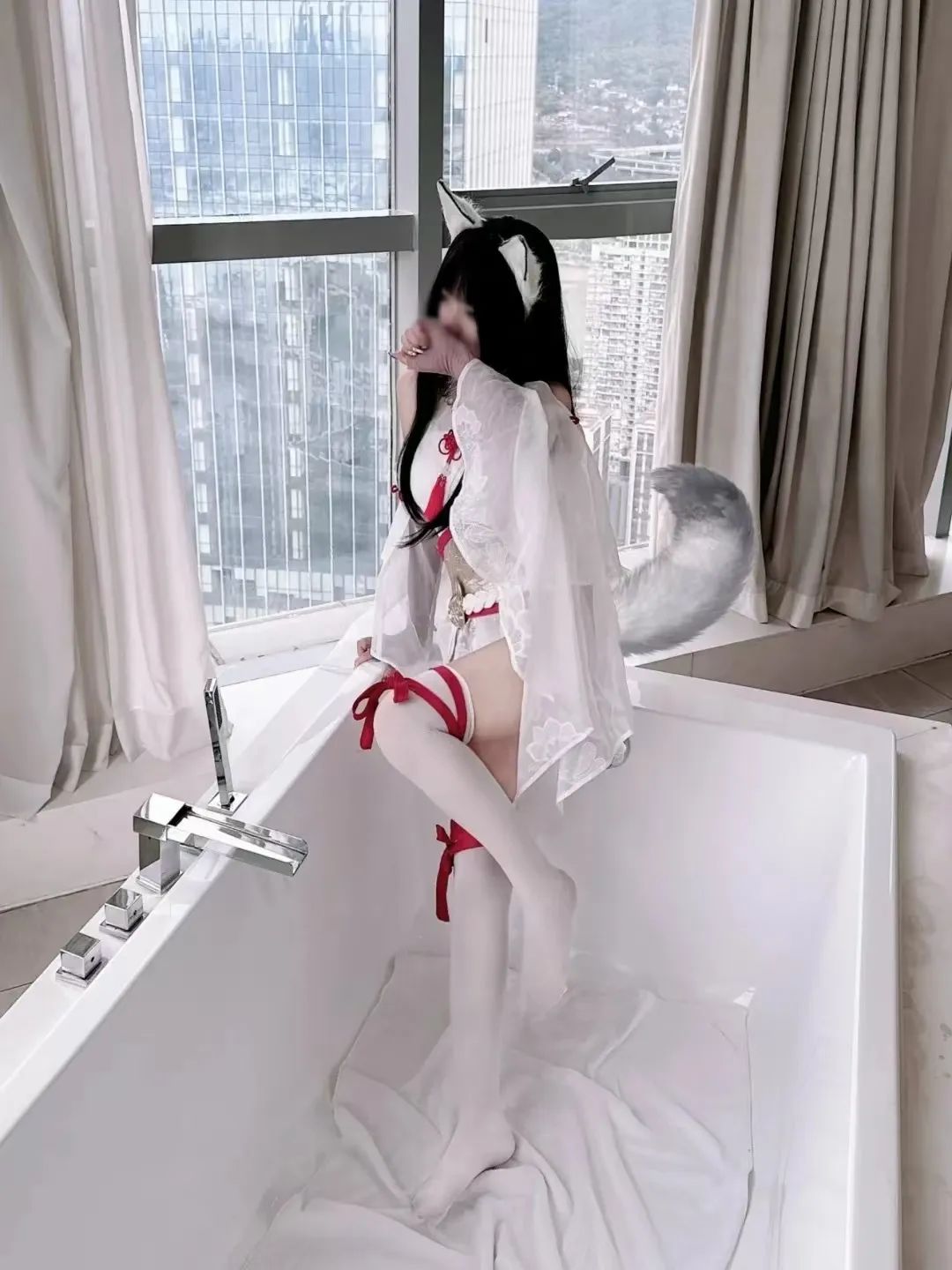 颜值cos：白丝美腿的小姐姐，猫耳朵太可爱了 - 炫图天下