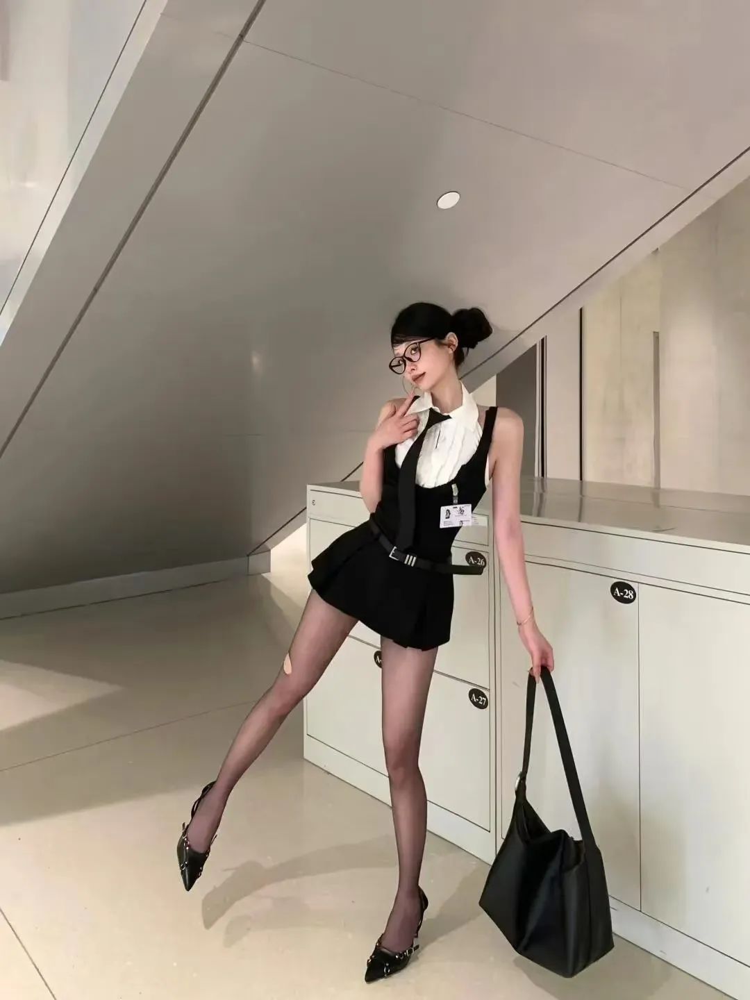 颜值cos：黑丝短裙的小姐姐，身材太好了 - 炫图天下