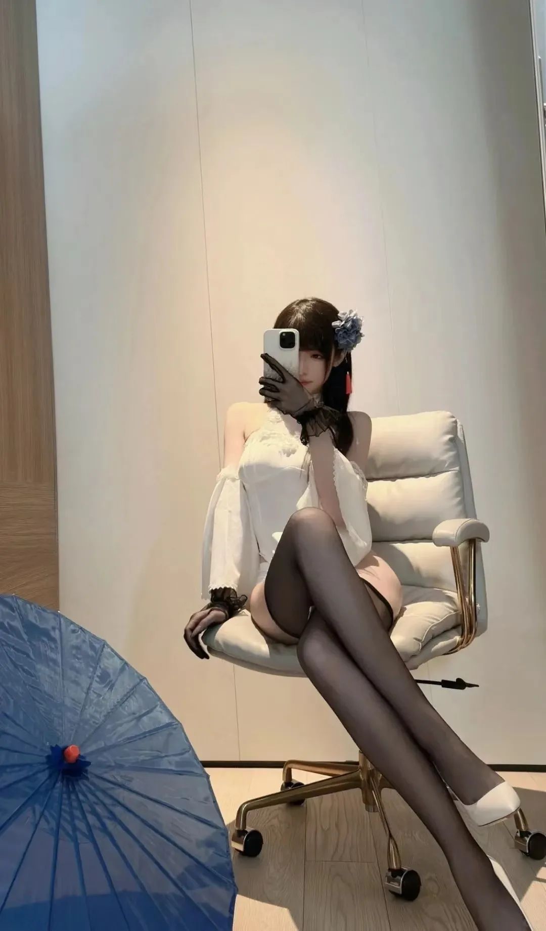 颜值cos：黑丝大长腿的腐团儿，白色长裙太美了 - 炫图天下
