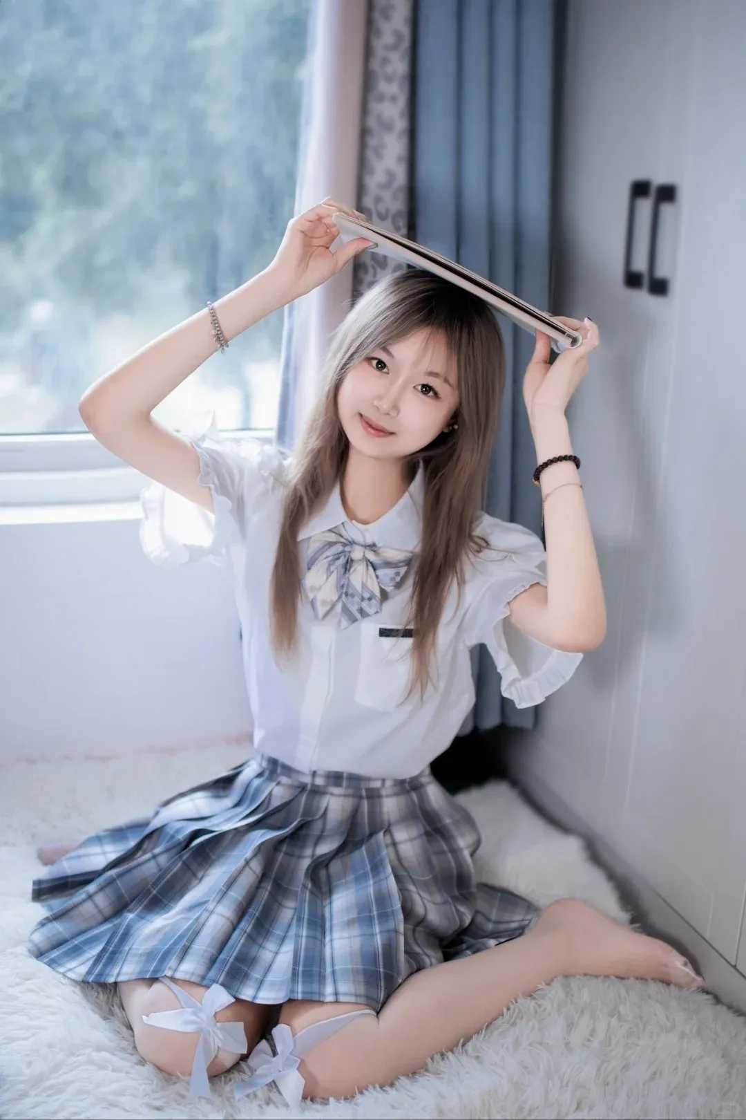 初中部学妹COS，玉足、白丝过膝袜，简直太爱了 - 炫图天下