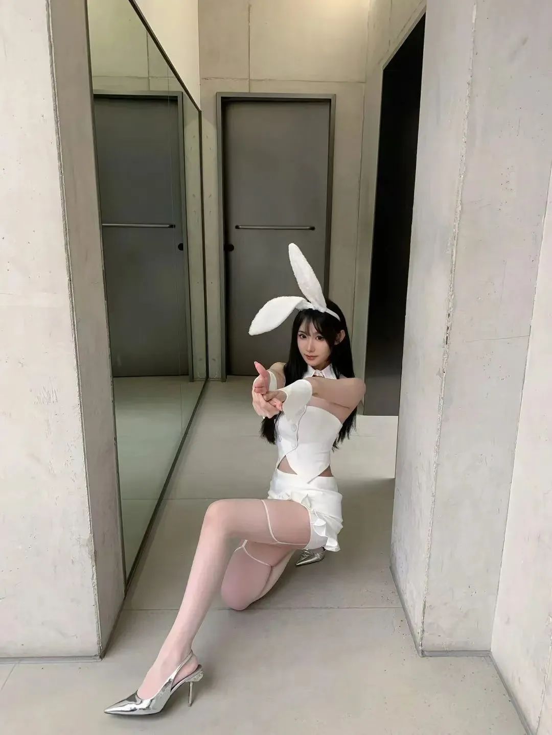 颜值cos：白丝美腿的小姐姐，兔女郎装太美了 - 炫图天下