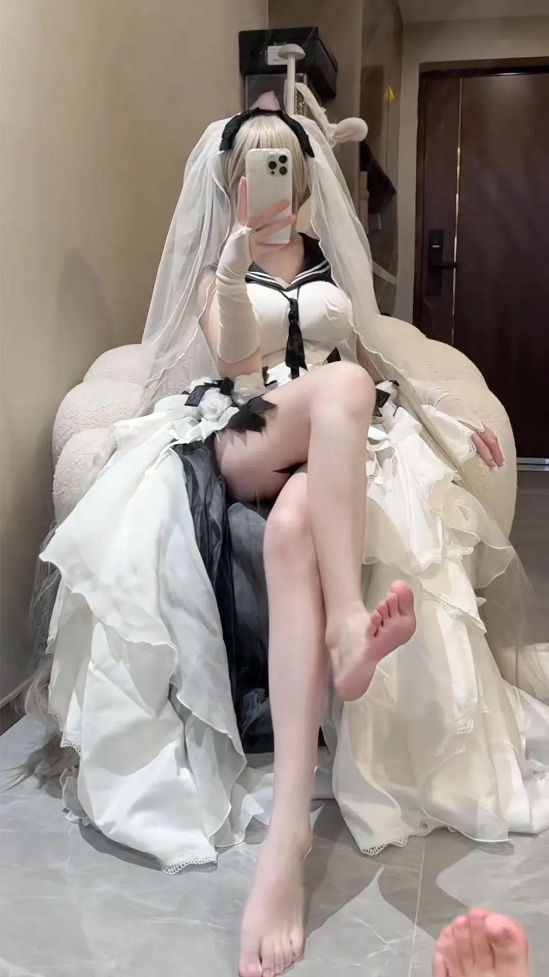 颜值cos：美腿玉足的小姐姐，白丝长裙太美了 - 炫图天下