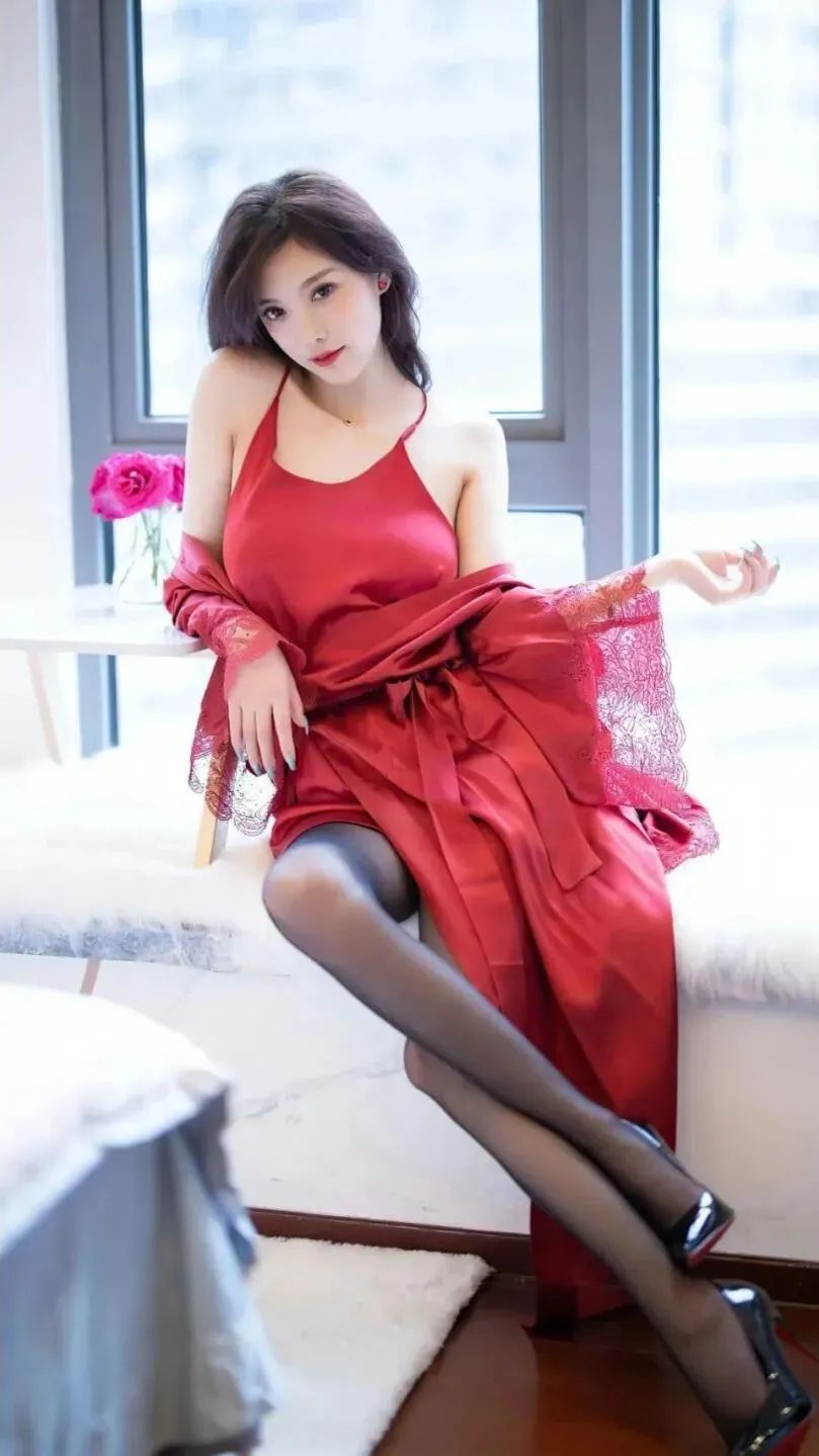 写真欣赏 | 睡衣黑丝美腿 - 炫图天下