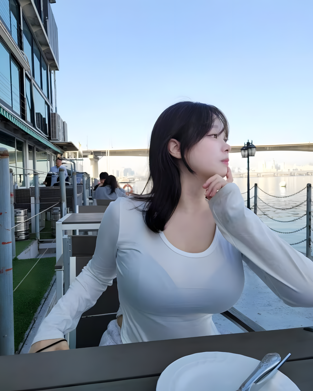知性迷人姐姐的江边美照！ - 炫图天下
