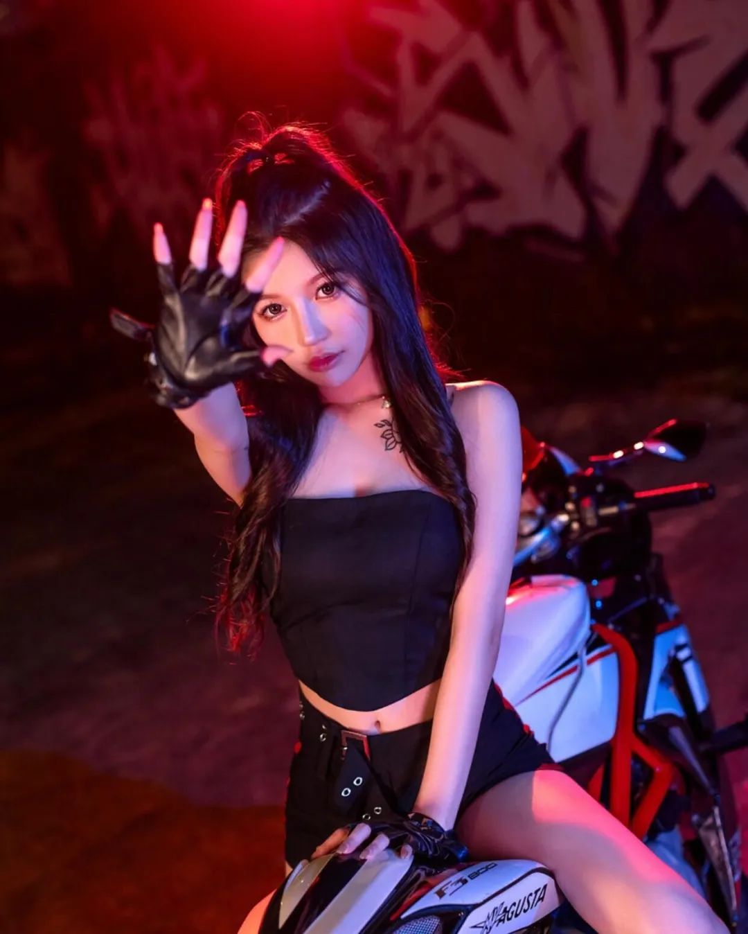 写真 | 大长腿黑丝机车女 - 炫图天下