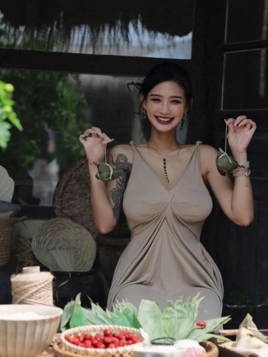 过年应该不吃粽子吧？小姐姐送你两个大粽子！ - 炫图天下