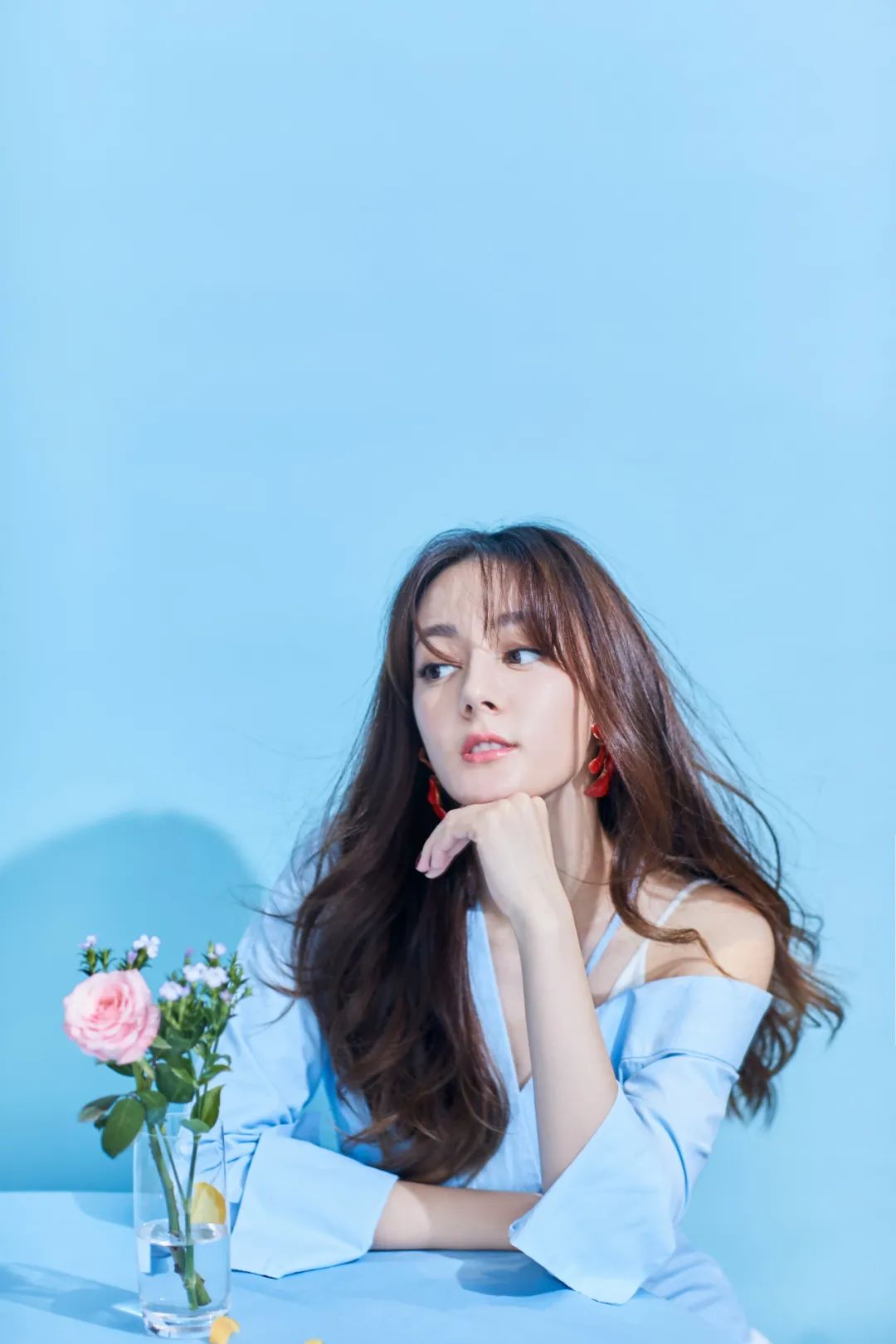 淡蓝连衣裙下的灵动少女，一抹微笑倾倒众生！【迪丽热巴】 - 炫图天下