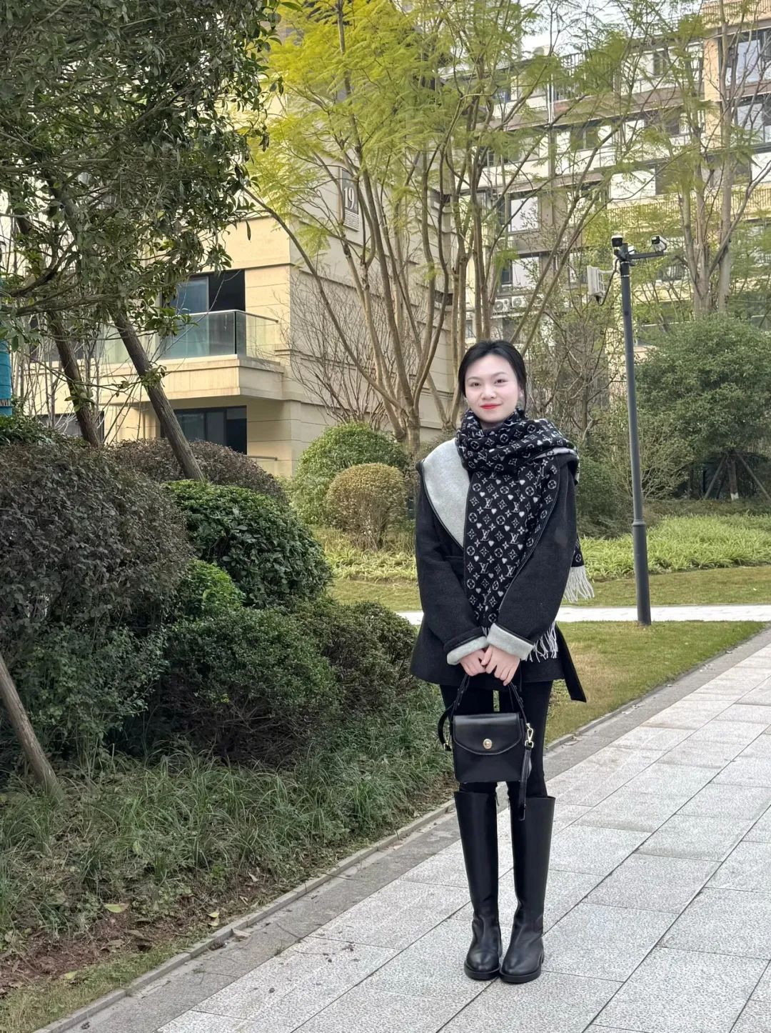 深色收腰大衣真的很显瘦！ - 炫图天下