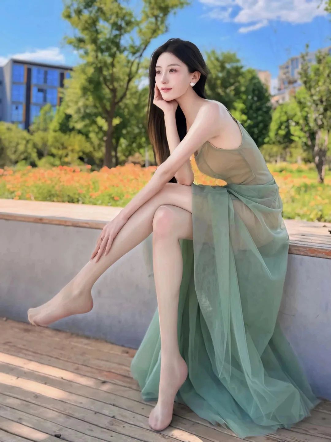 1.8米长腿美女，阳光洒在她的肌肤上，微风轻拂她的发丝，夏日的她充满活力与性感，每一张照片都让人感受到夏日的热情 - 炫图天下