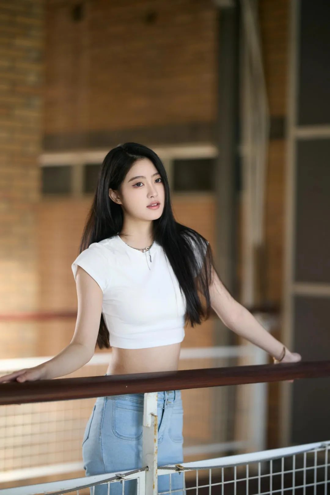牛仔裤搭白T恤，美女写真里的青春时尚 - 炫图天下