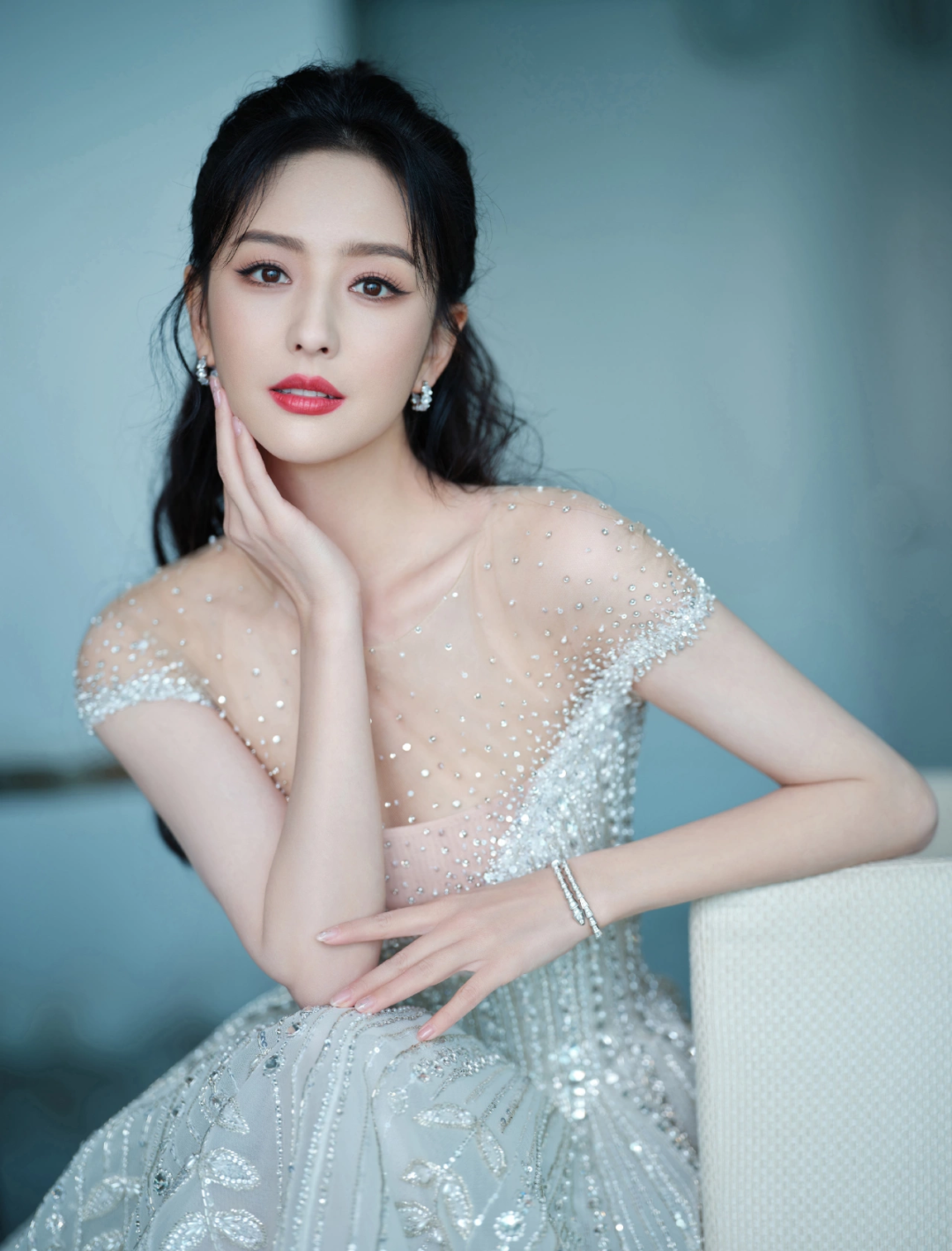 佟丽娅的百变风采：无论是古装女神还是现代女王，她都完美驾驭！ - 炫图天下