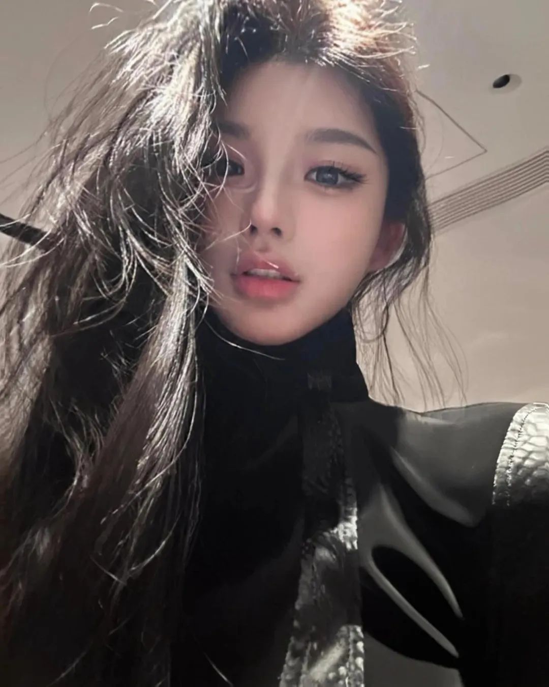 冷酷与温柔之间：皮衣写真中的双重魅力，这种反差让人深深着迷 - 炫图天下