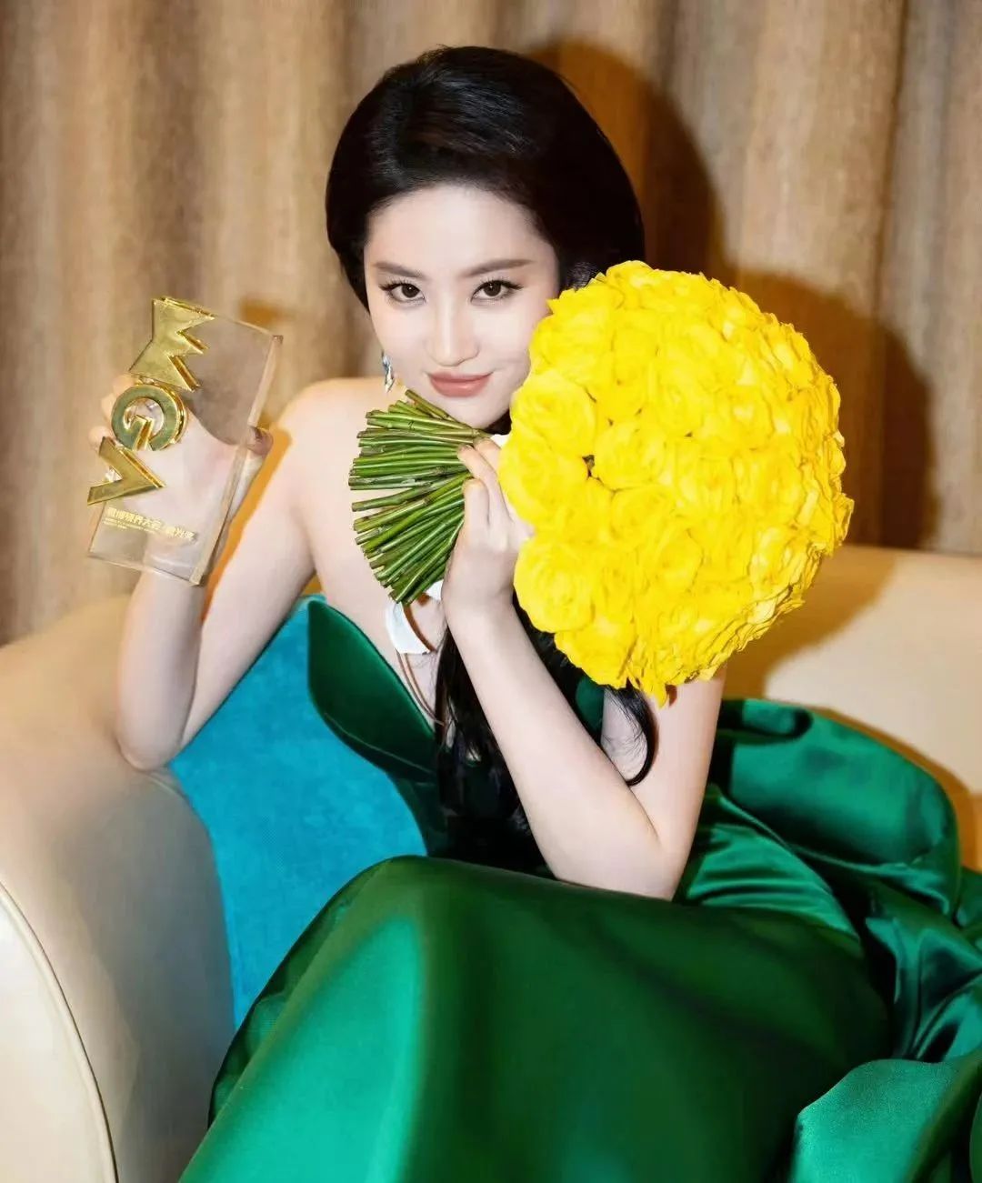 神仙姐姐刘亦菲的礼服照！ - 炫图天下