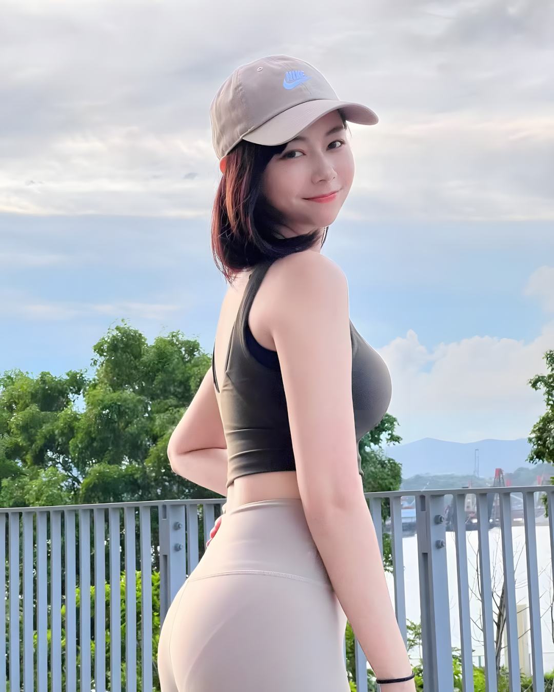 活泼又迷人，运动系美女的绝美户外照！ - 炫图天下