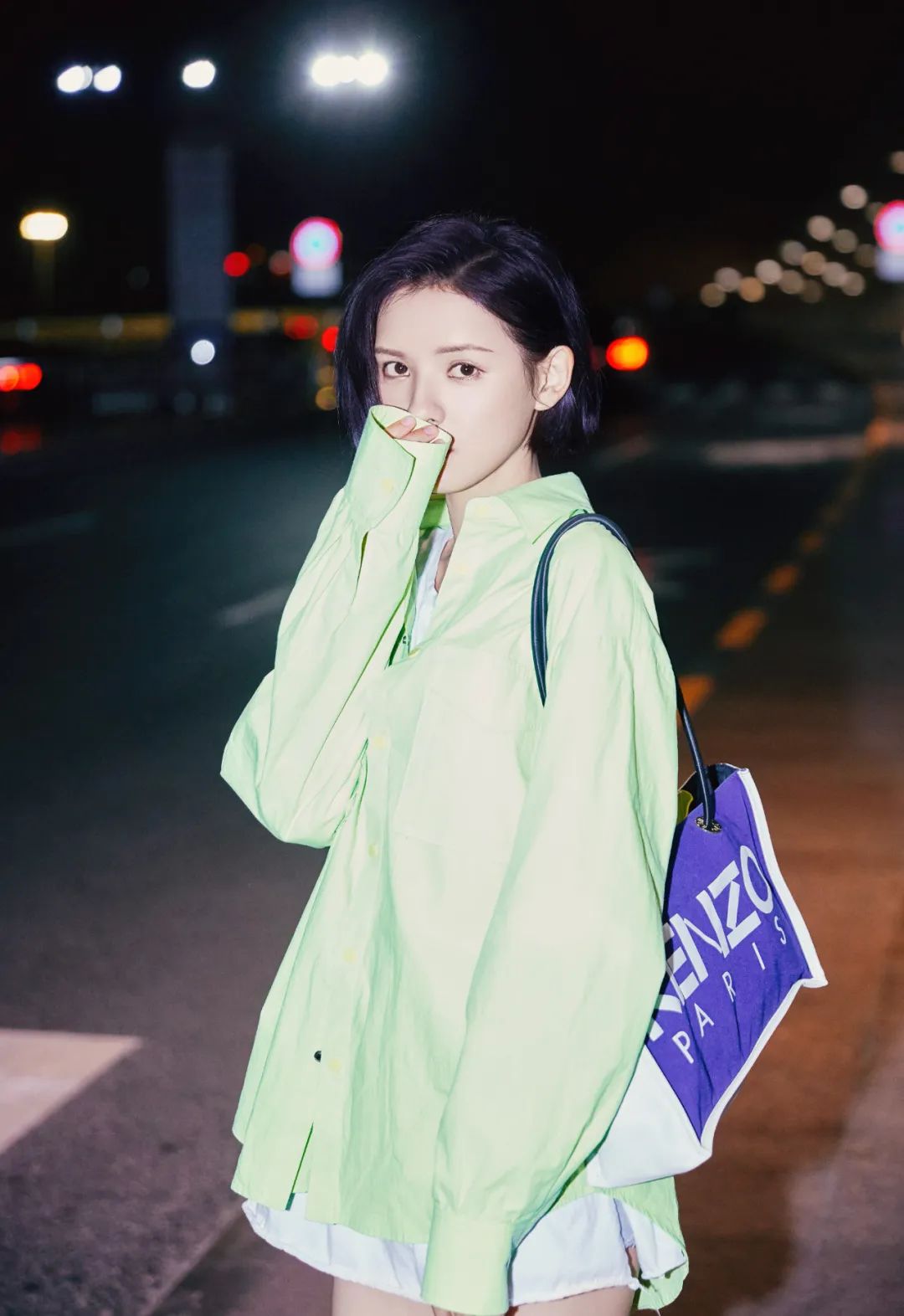 夜幕下的时尚女神！浅绿衬衫搭配白色短裤，神秘感爆棚【张予曦】 - 炫图天下