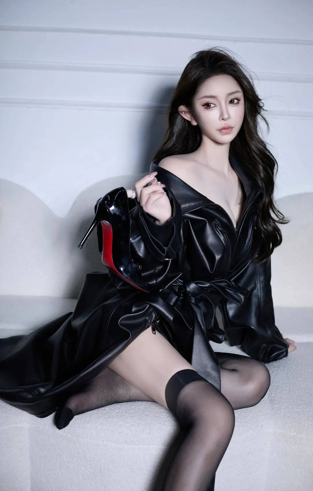 黑白色调下的美女，展现出一种 timeless 的美感，简单的背景却衬托出她复杂而迷人的气质 - 炫图天下