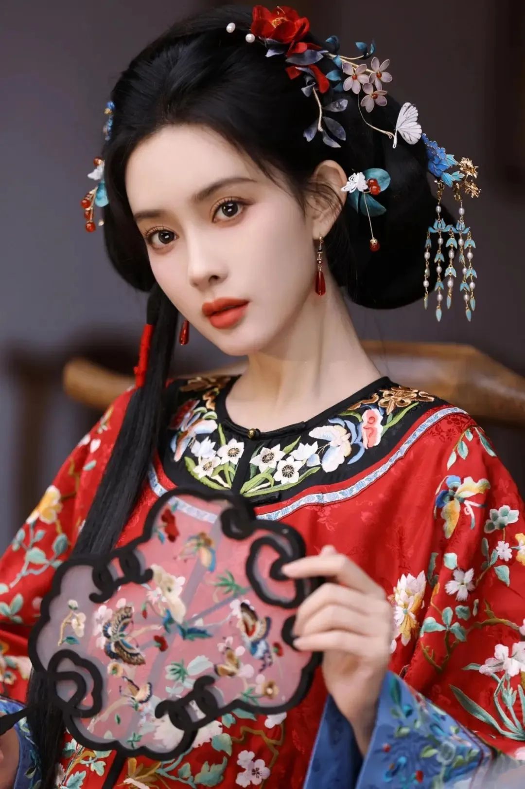壁纸丨孟子义清汉女水红色服饰浓颜美女破碎美感 - 炫图天下