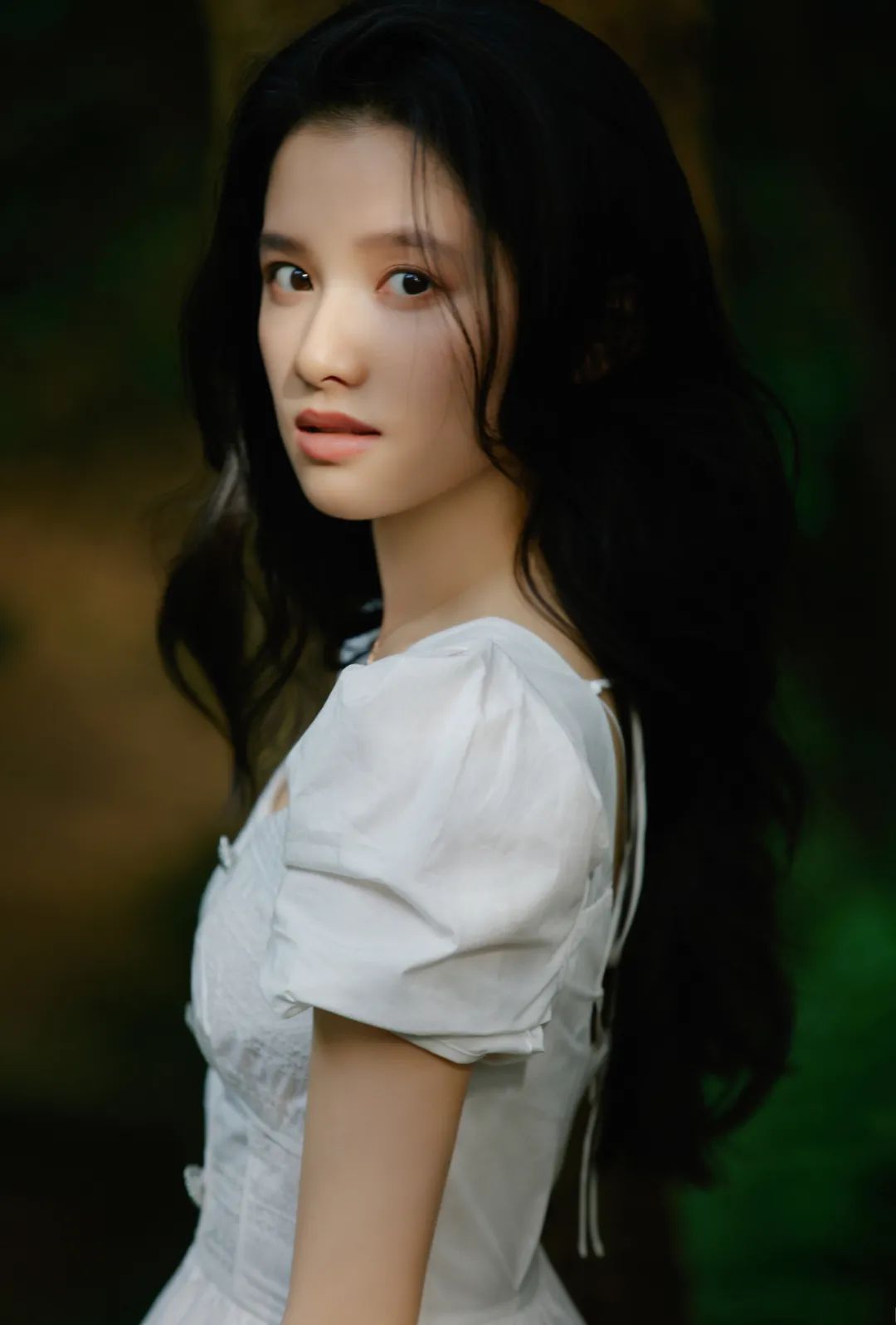 白衣飘飘，白色无袖上衣的时尚魅力【张婧仪】 - 炫图天下