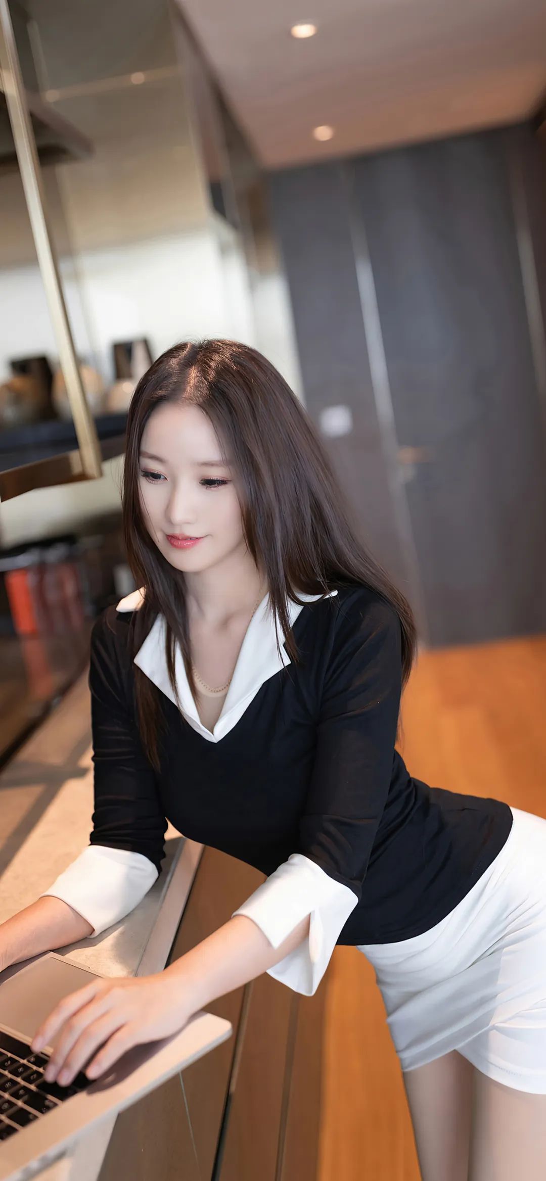 渣男壁纸丨杏子新年前最后一套写真，满屏的大长腿…… - 炫图天下