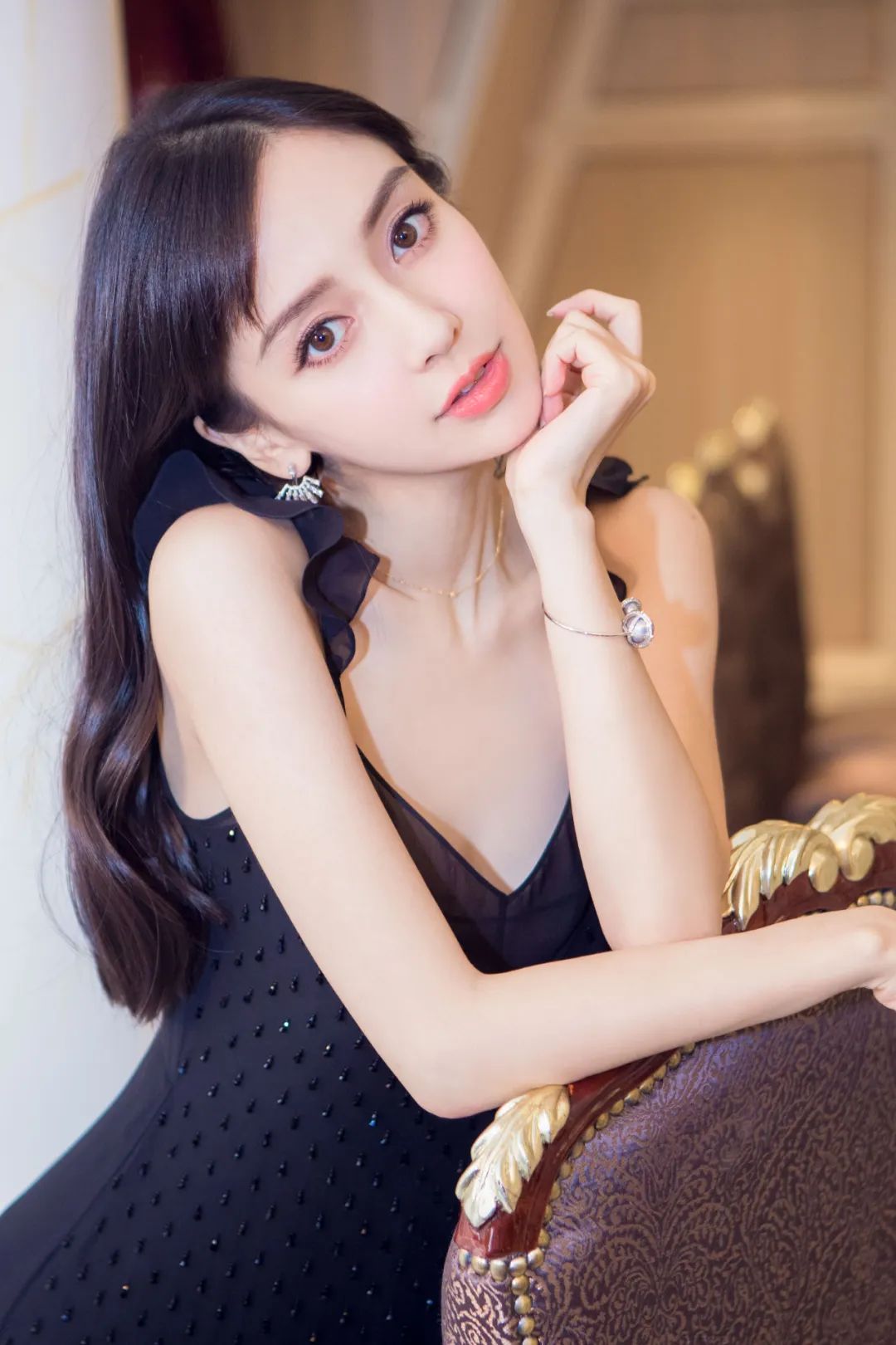 黑色褶皱裙下的时尚魅力，传递出优雅自在的生活态度【杨颖】 - 炫图天下