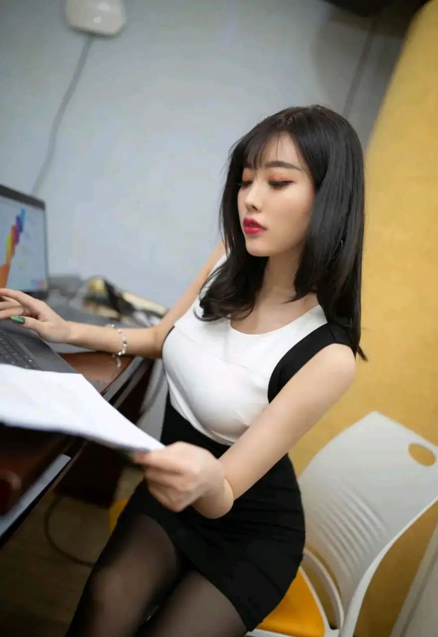 杨晨晨黑丝美腿的时尚密码：都市黑白之间的无尽色彩 - 炫图天下