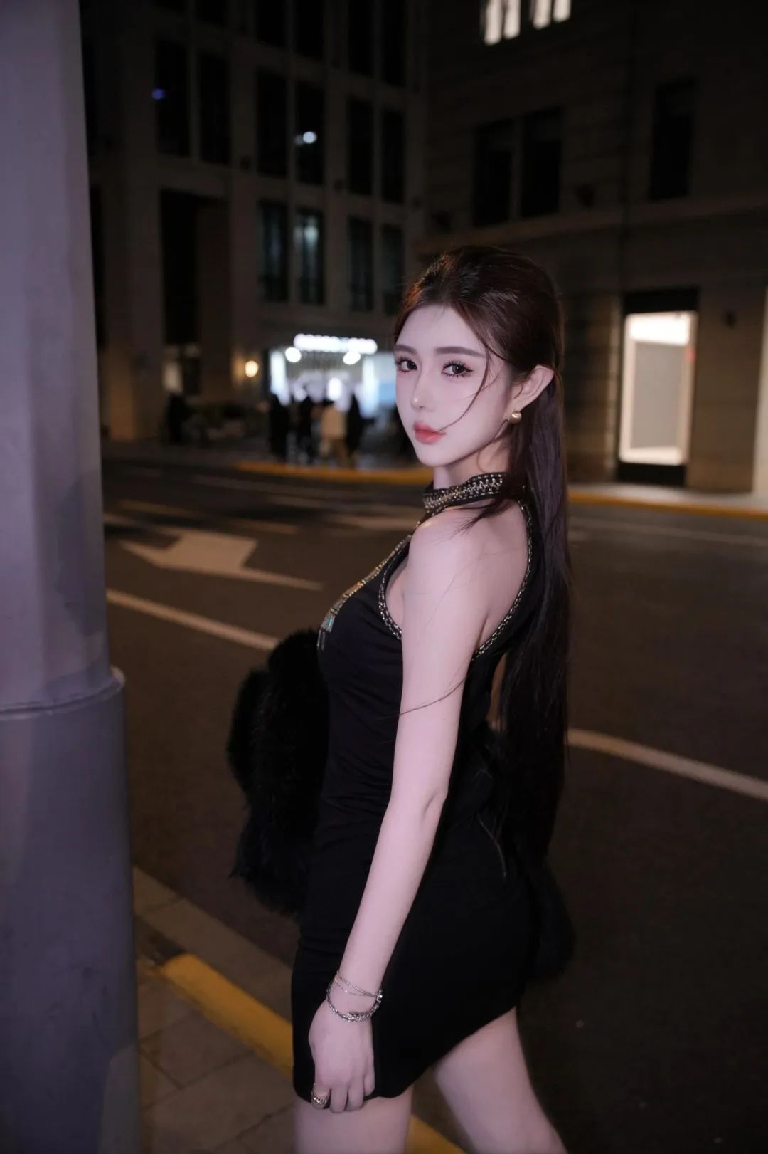 美女写真| 夜色下的时尚诗篇，修长的美腿高贵又迷人 - 炫图天下
