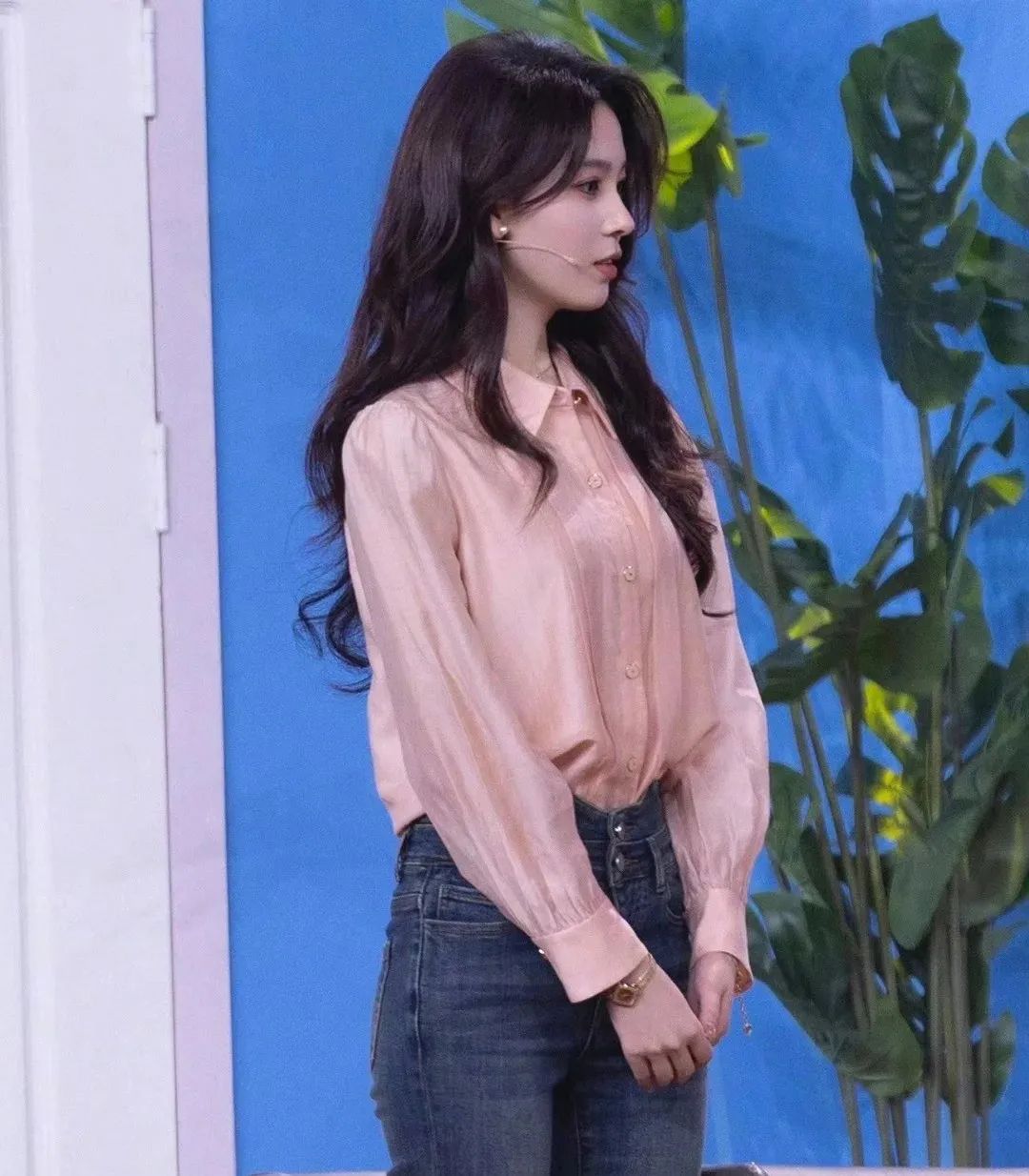 春晚演小品的陈瑶，身材比例居然这么好，肉粉色礼服紧致贴身，网友直呼：太美啦！ - 炫图天下