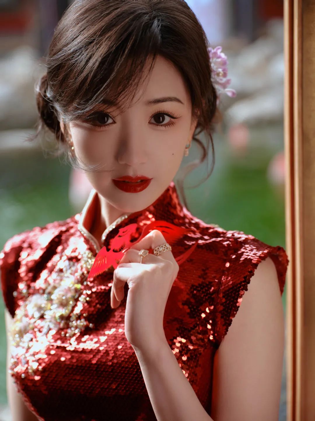 ?毛晓彤｜春晚双丸子戴非遗绒花+旗袍｜漂亮大气 - 炫图天下
