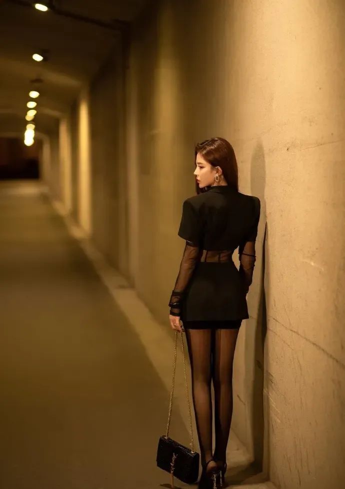 美女的高跟鞋氛围写真：优雅的姿态，时尚的氛围，心动的每一帧 - 炫图天下