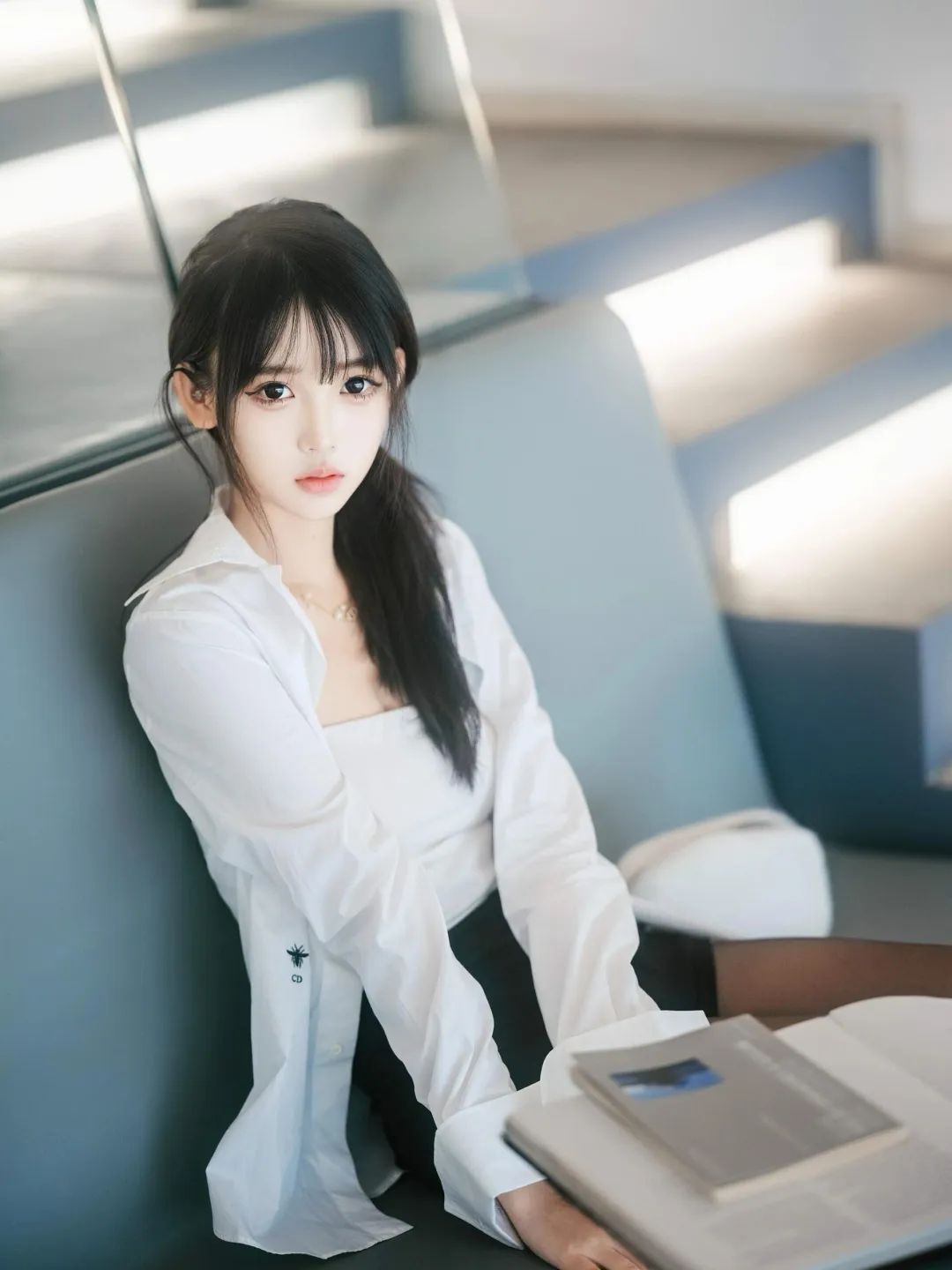 清纯美女女神驾到：黑白搭配演绎极致吸引力 - 炫图天下