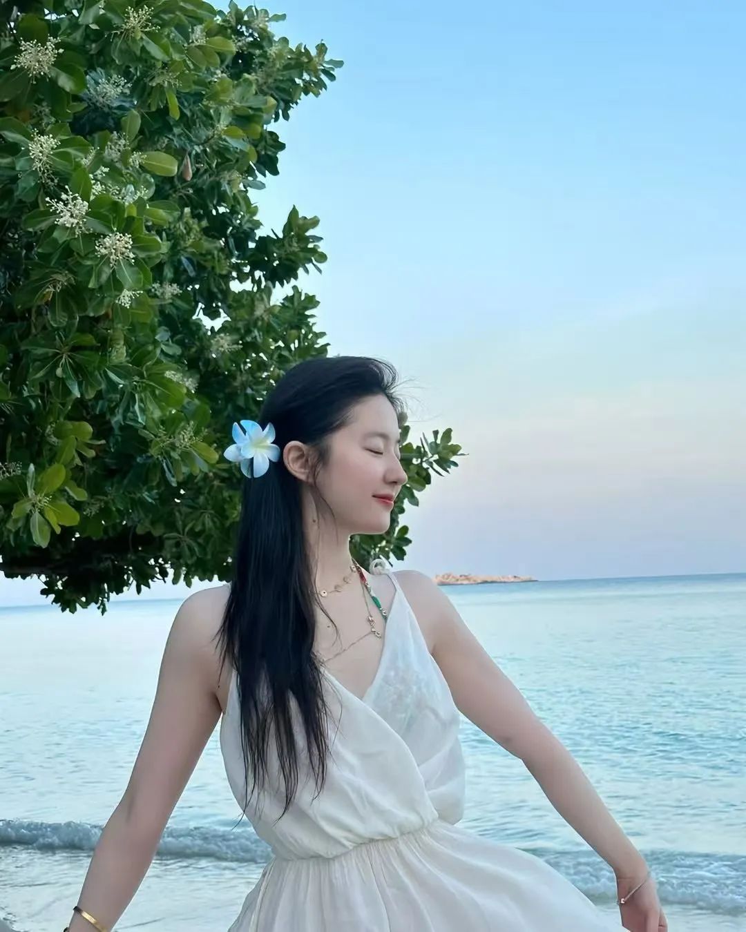 神仙姐姐刘亦菲的海边美照！ - 炫图天下