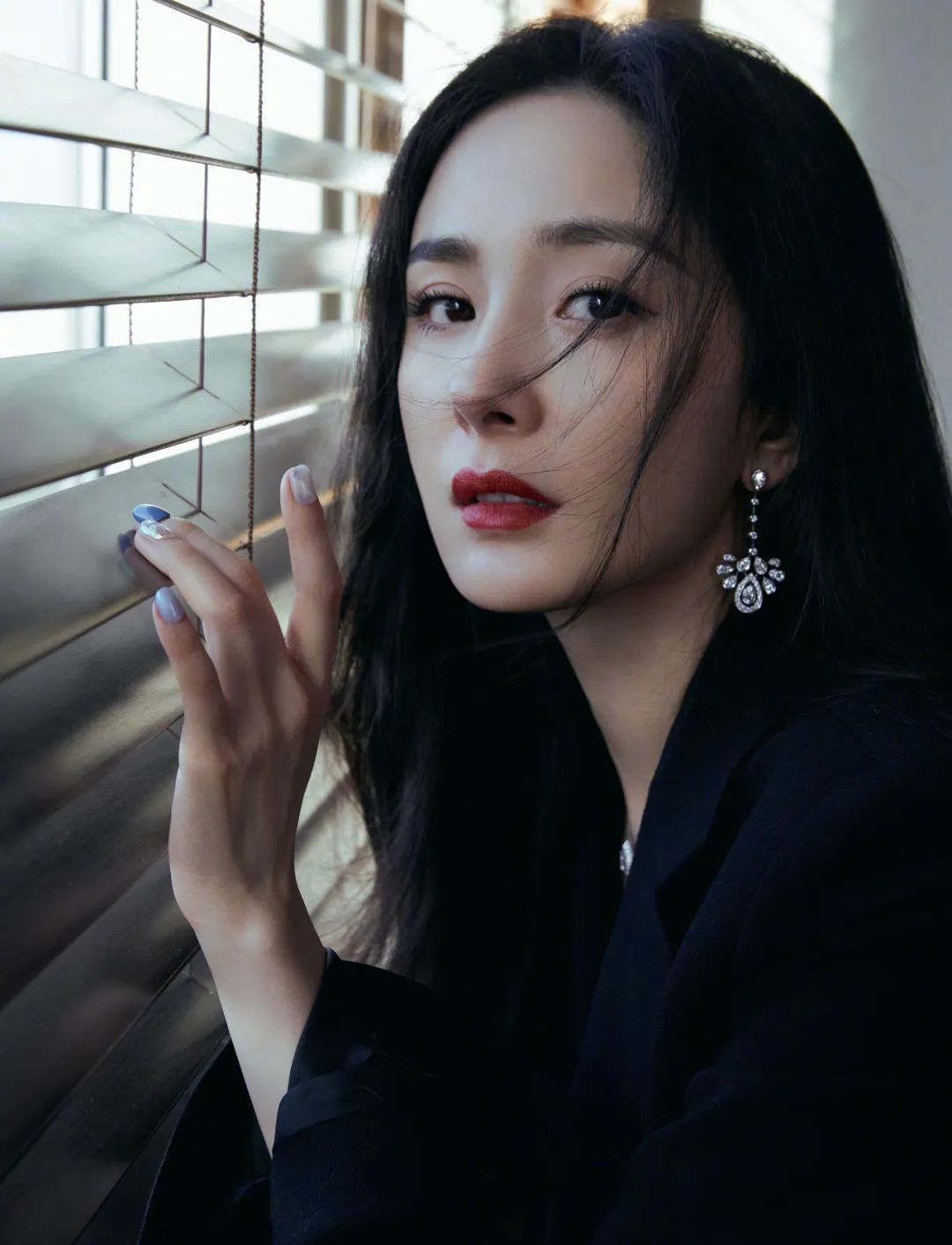 黑色上衣搭配忧郁眼神，美出新高度【杨幂】 - 炫图天下