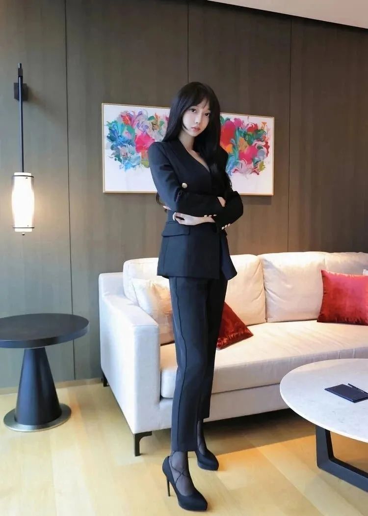 职场女神丨黑色西装里的冷艳魅力 - 炫图天下