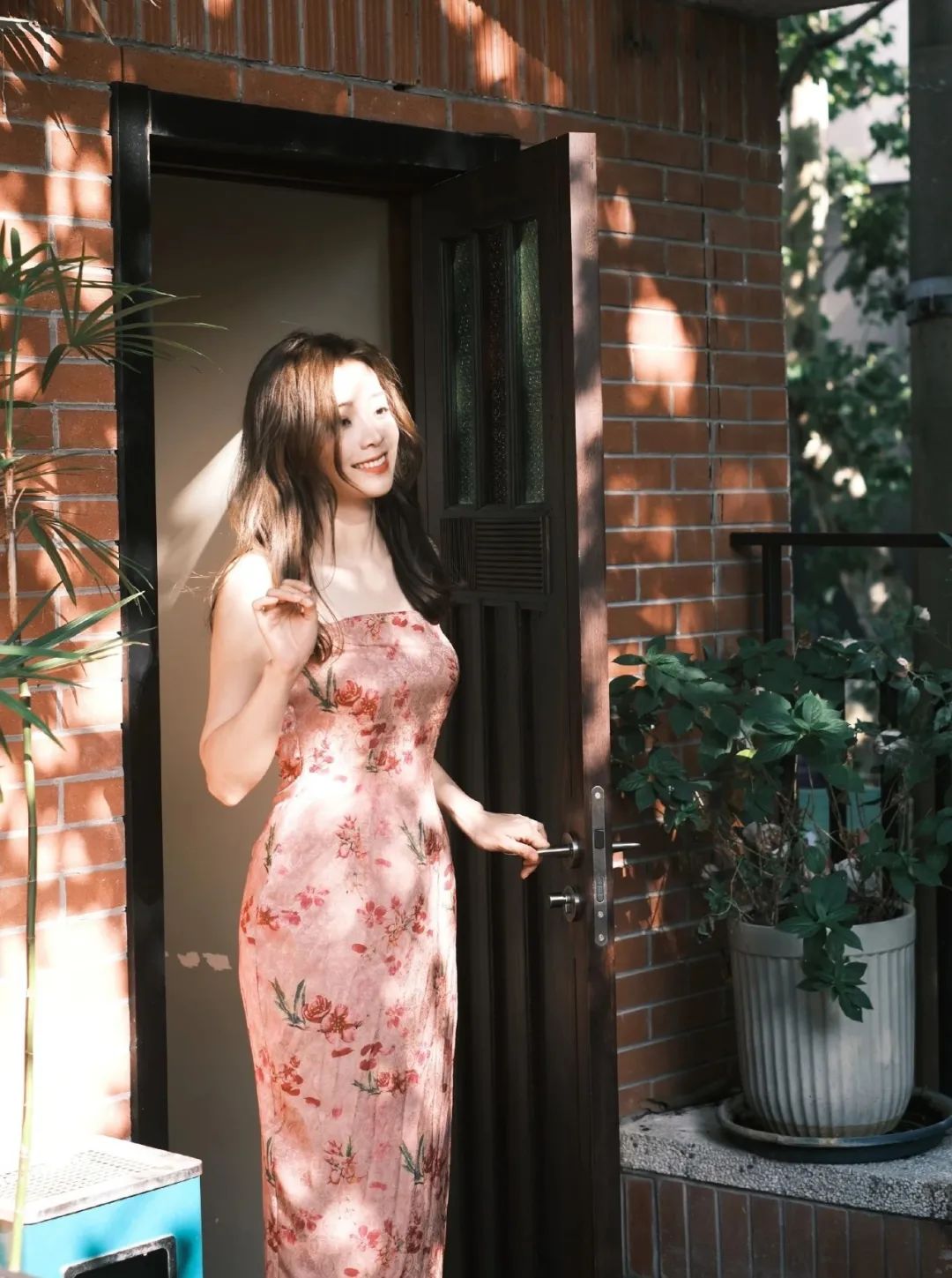 LOL女主持余霜·如诗如画：电竞舞台外的她，温柔了时光，惊艳了镜头 - 炫图天下