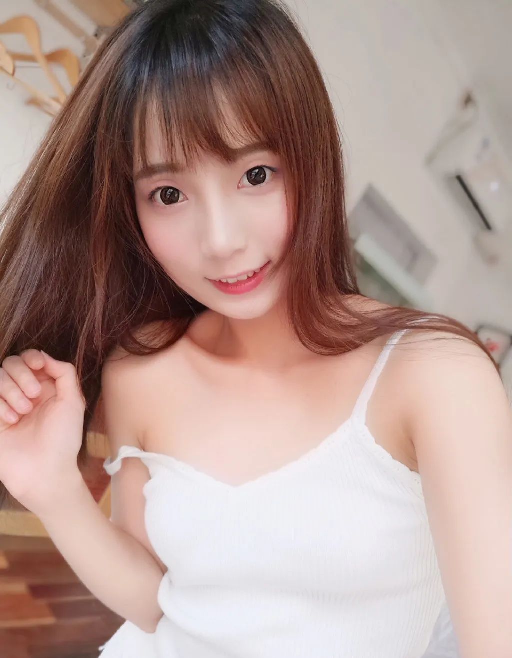 清纯女高中生自拍，白色吊带可纯可欲，贵在真实 - 炫图天下