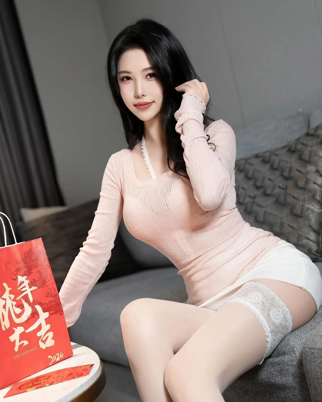 写真|纯白梦境：美女与白丝短裙的时尚交响曲 - 炫图天下