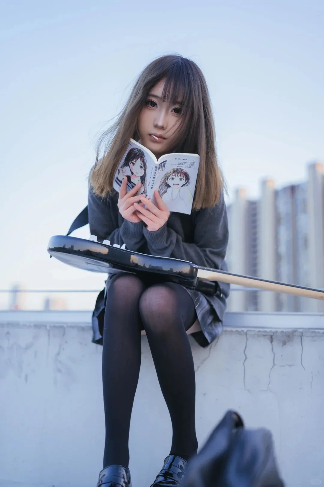 轻音少女COS，黑丝学姐，电吉他又美又飒 - 炫图天下