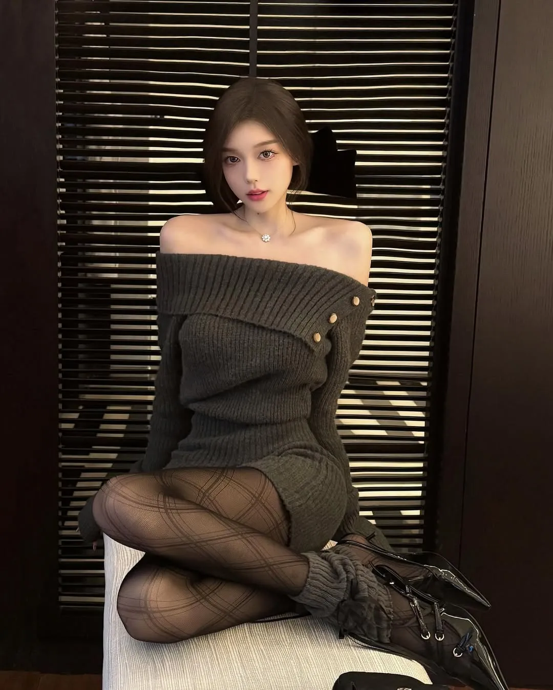 美女丝里丝叠袜穿搭：轻奢风情，颜值拉满打造100%高级感 - 炫图天下