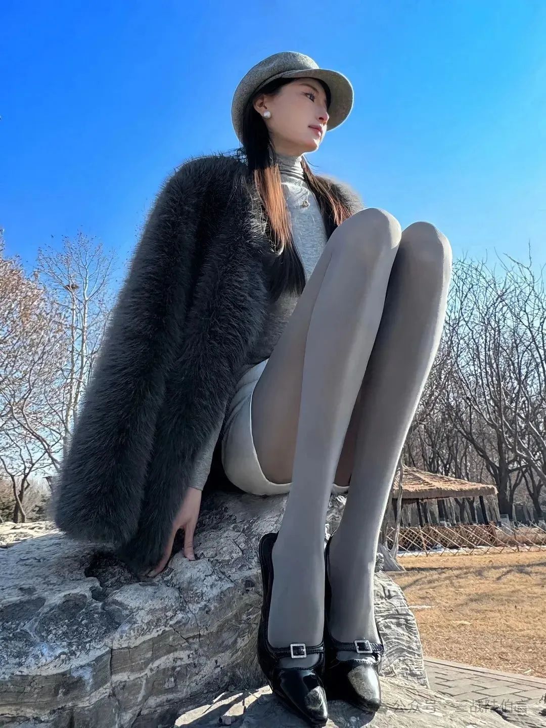 腿玩年？格雷系魅力：灰丝与长腿美女的时尚搭配指南 - 炫图天下