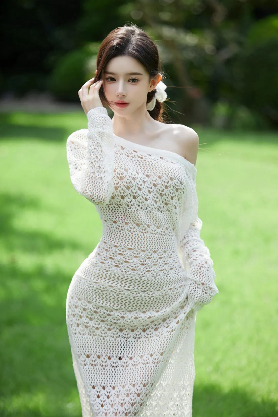 壁纸，草坪白网裙优雅美女 - 炫图天下