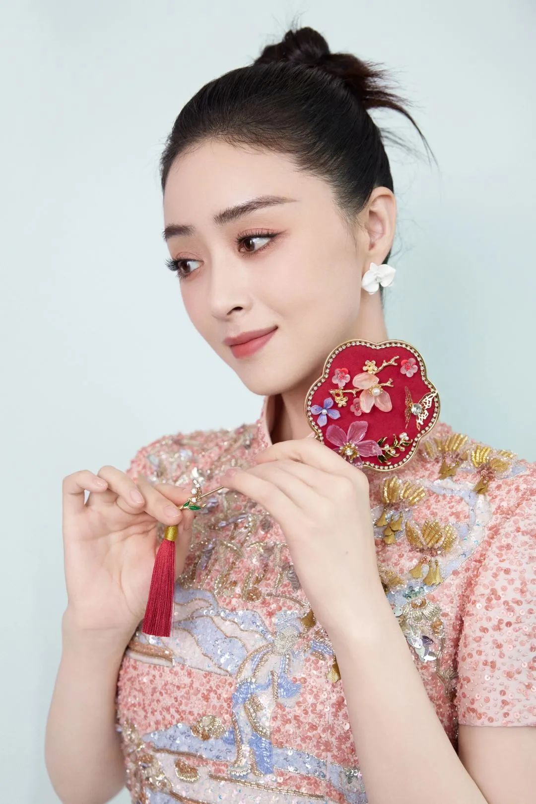 蒋欣新春壁纸分享，性感旗袍彰显自身魅力 - 炫图天下